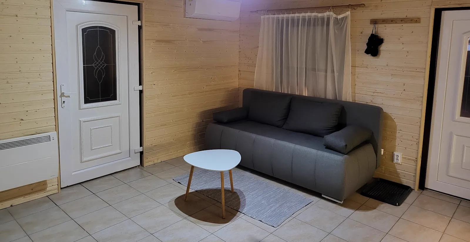 A faház otthonos nappalija